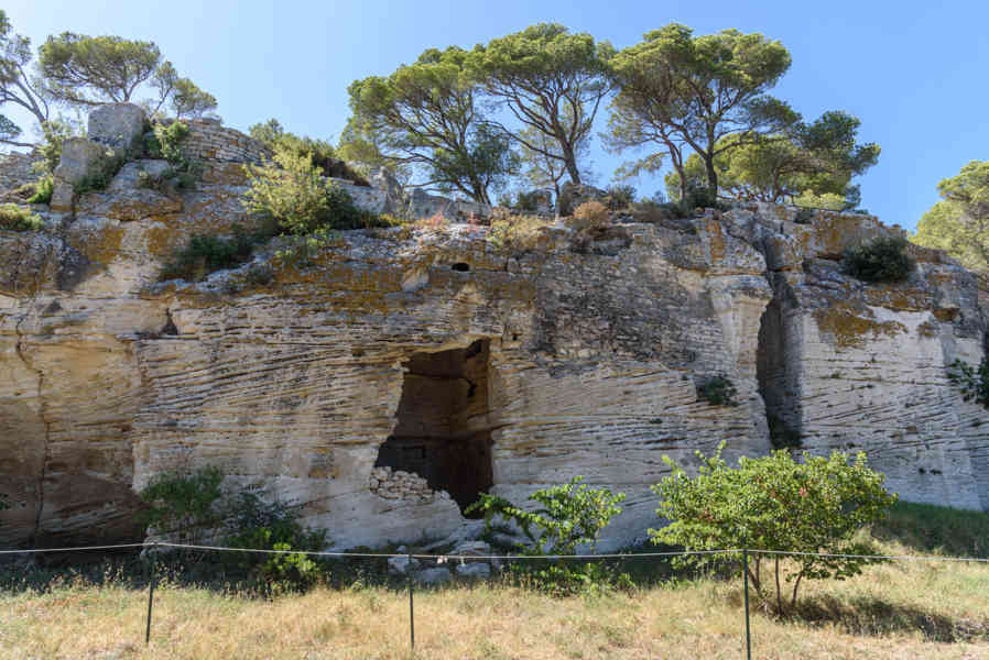 Francia - Beaucaire 005 - abadía troglodita de Saint-Roman.jpg